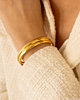 Gouden dubbele bangle om pols