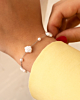 zilveren schelpen armbandje met gele blazer
