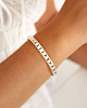 Zilveren chain bangle om pols