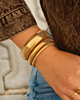 Mix van gouden bangles