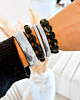 Zilveren bangle armparty met zwarte kralen