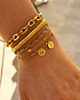 Gouden armparty met initials