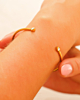 Gouden bangle met steentjes