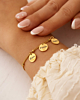 gouden armband met 3 muntjes met naam