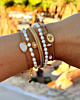 Gouden armparty met parels
