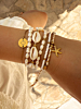 schelpjes armbanden gecombineerd met zomerse armbanden