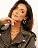 model draagt gouden sieradenlook