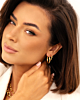 Model draagt gouden earparty in oor