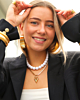 Model met gouden en witte sieraden