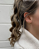 Influencer draagt gouden oorbellen