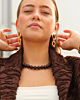 Gouden sieraden look met bruin