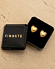 Gouden hartjes studs in sieradendoosje