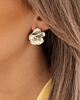 Model draagt zilveren bloemen studs