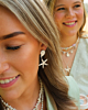 zilveren oorbellen met andere look op de achtergrond