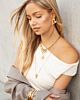 Model draagt gouden sieraden look