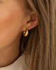 Gouden mini teardrop hoops bij model