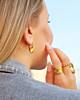 Model draagt gouden sieraden look