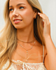 Gouden sieraden look