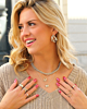 Model draagt zilveren sieraden look