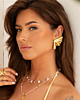 gouden sieraden look met statement oorbellen