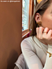Influencer met gouden sieraden 