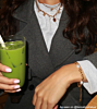 Influencer met bedelketting