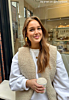Influencer draagt gouden sieraden