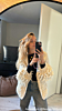 Influencer draagt statement kettingen
