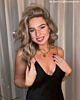 Influencer draagt gouden ketting