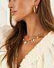 Gouden sieraden look