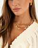 Gouden sieraden look
