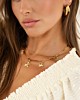 Gouden sieraden look