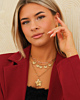 Gouden sieraden look bij model