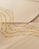 gouden chain kettingen met lange lengte op beige stenen