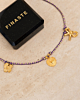 paarse touw ketting met gouden bedeltjes en sieradendoosje