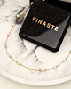gouden ketting met pastel kraaltjes met sieradendoosje