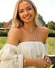 zomer look met gouden sieraden