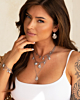 Model draagt zilveren zomer sieraden look