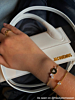 Influencer draagt gouden finaste armband