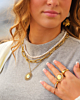 gouden sieraden look met kettingen en ringen