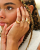 Gouden ringen mix met statement ringen