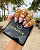 gouden ringen op het strand met sieradendoosje
