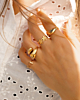 Gouden ringparty met bloemen