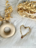 Influencer met gouden sieraden van finaste