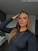 Influencer draagt gouden ketting