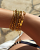 Gouden summer look met armbanden