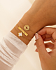 Gouden armparty bij model