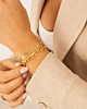 Letter Armband Charm Goudkleurig gedragen om pols