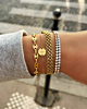 Gouden armbanden mix om pols