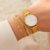 Mix van gouden armbanden en horloge